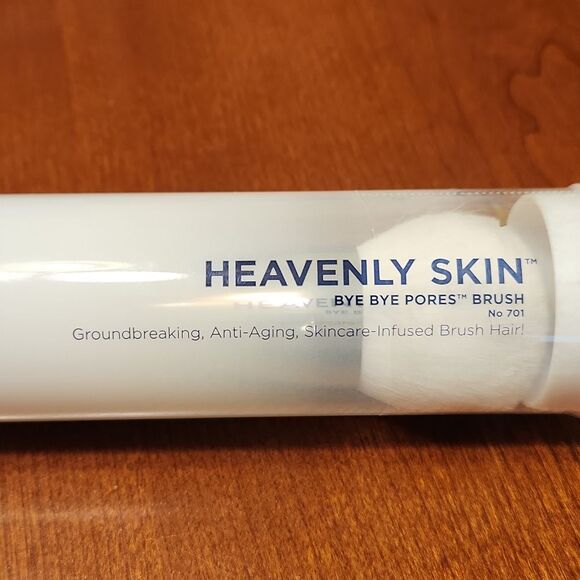 It Cosmetics Heavenly Skin Bye Bye Pores Brush No 701 NIB - Picture 2 of 5